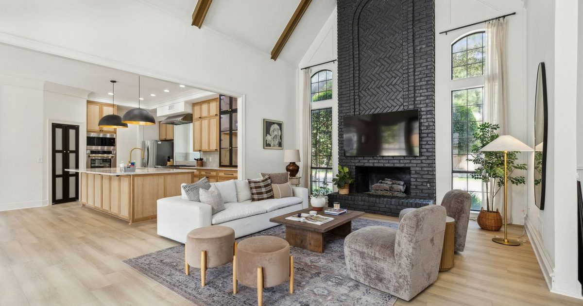 A furnished Texas Corporate Homes living room